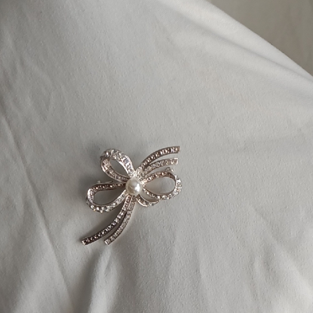 Elegant Silver Bow Brooch with Pearl Accent